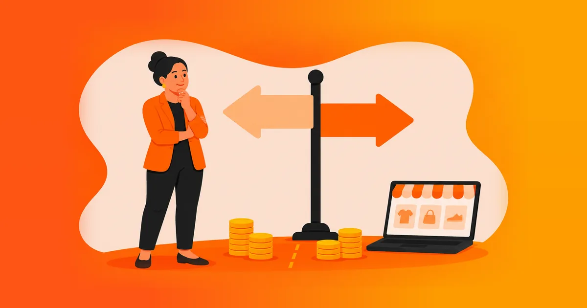 Empreendedora pensativa diante de uma placa com setas apontando para direções opostas, entre moedas e um notebook com loja online, ilustrando o que muda com a reforma tributária no e-commerce